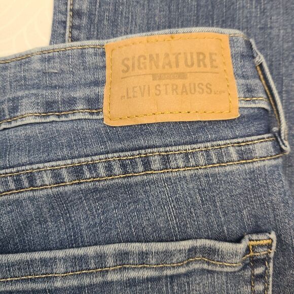 NWT Signature Levi Strauss Women’s Size W28x30L Flare High-Rise Light Wash Denim - Picture 2 of 11